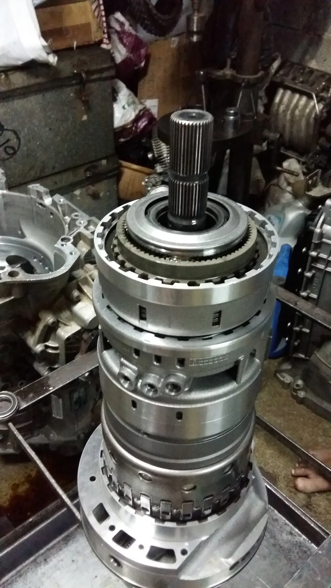 Stacked clutch packs and drums on the input shaft of an automatic gearbox