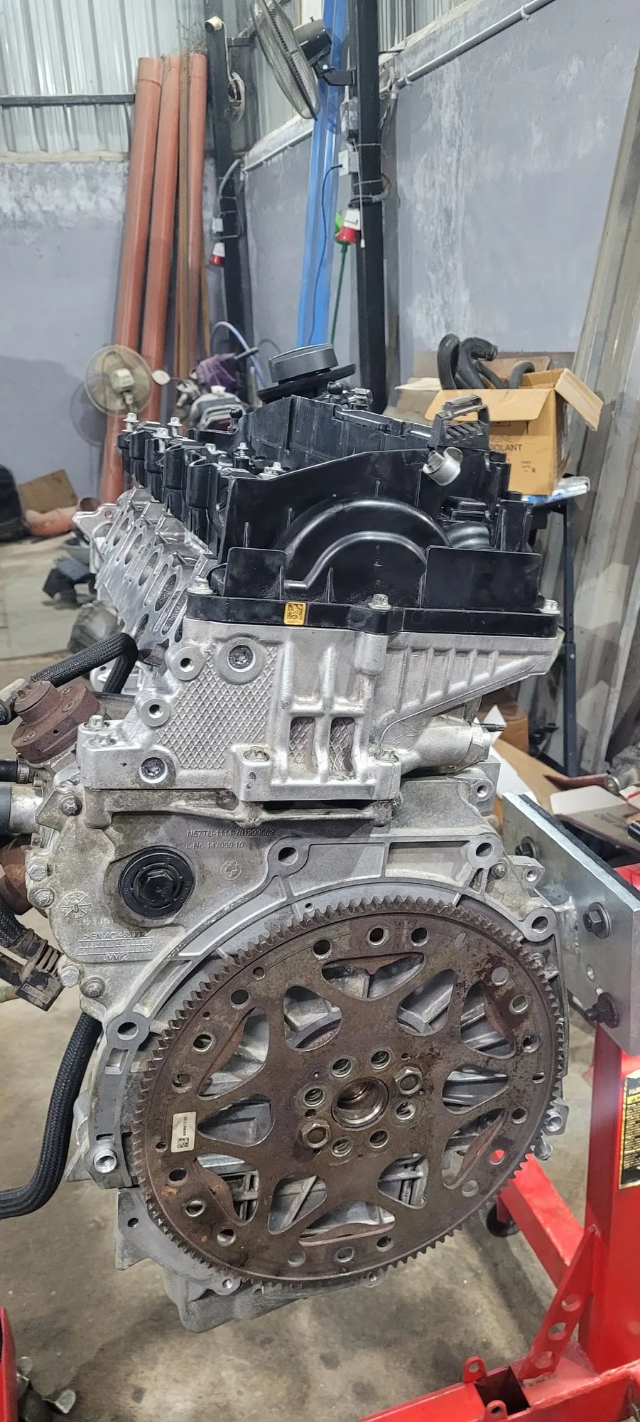 Engine with flywheel fitted, mounted on a stand