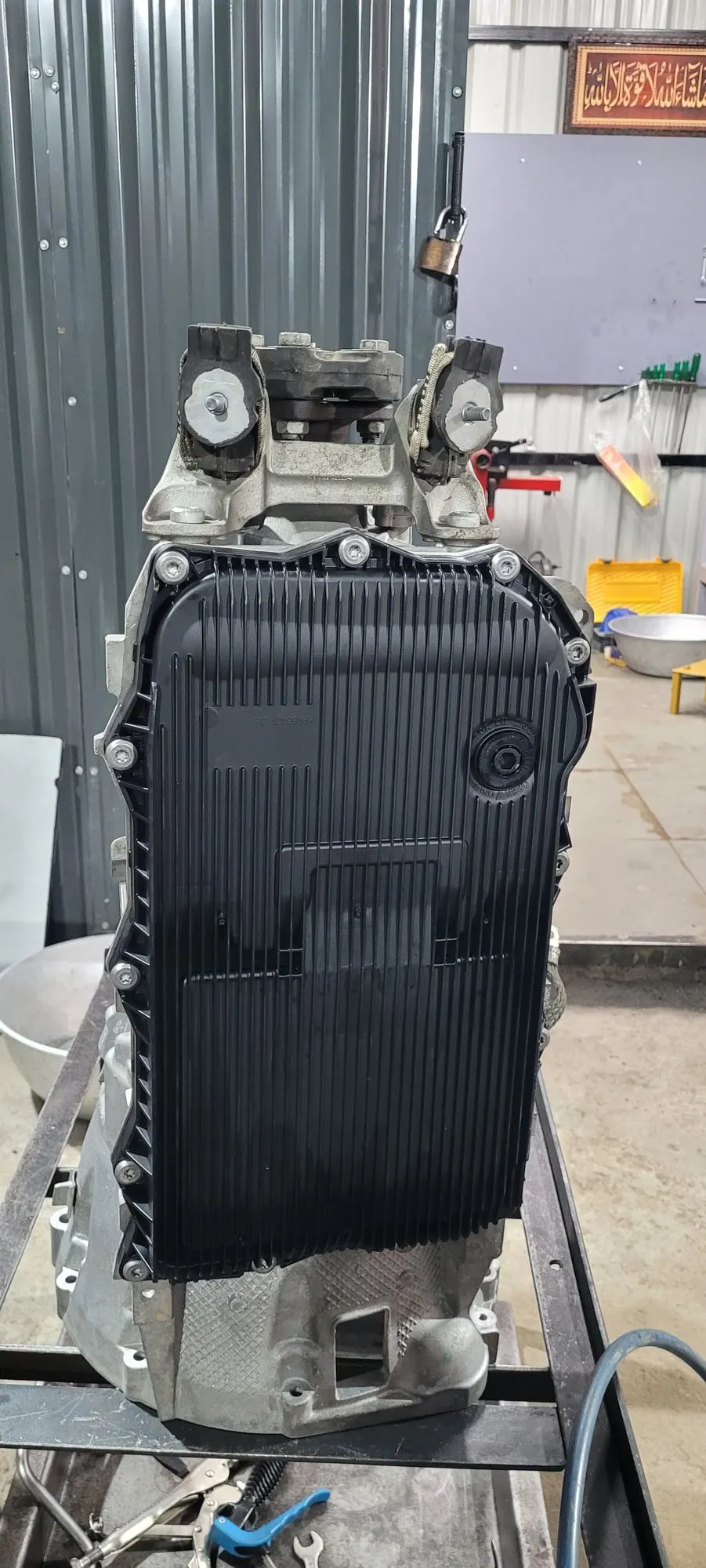 Automatic gearbox fitted with a new oil pan and integrated filter